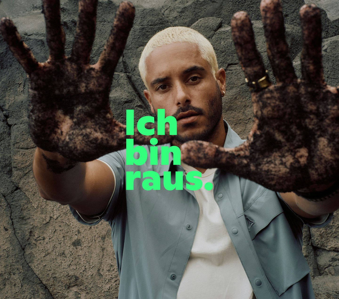 Hände in die Kamera haltend, Spruch: "Ich bin raus."