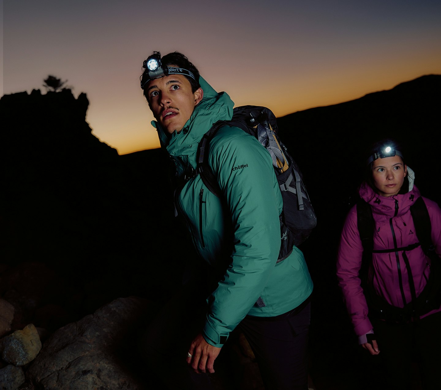 Sonnenaufgang - Frau und Mann - Wanderung - Stirnlampe - grüne Jacke - rosa Jacke 