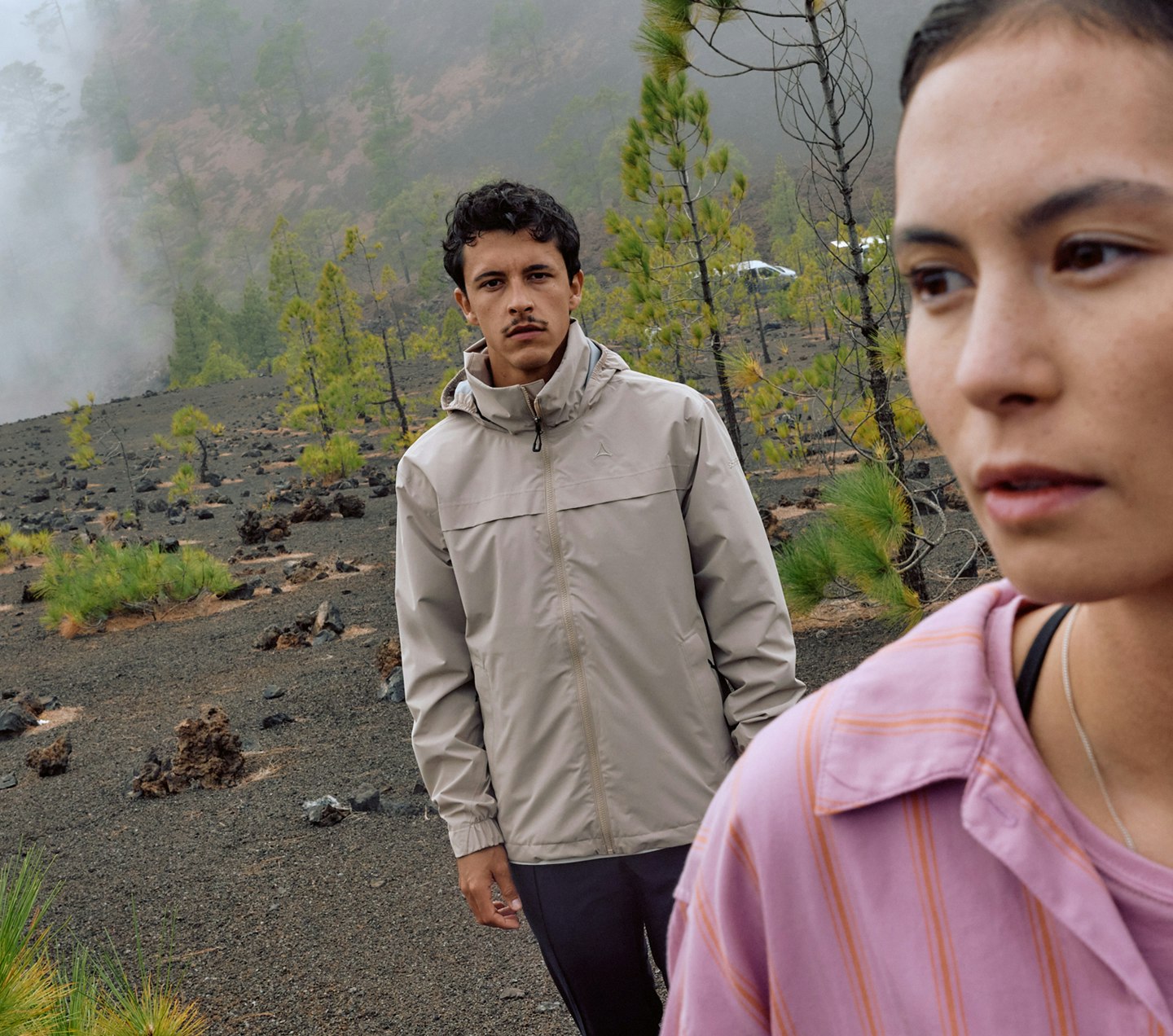 zwei Personen stehend in lässiger Alltagskleidung