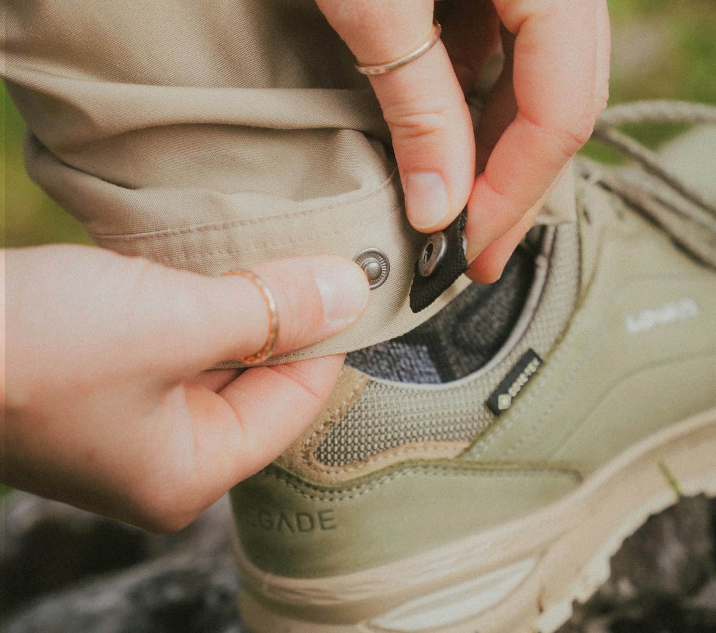 The leg fastening of a pair of trousers is closed.