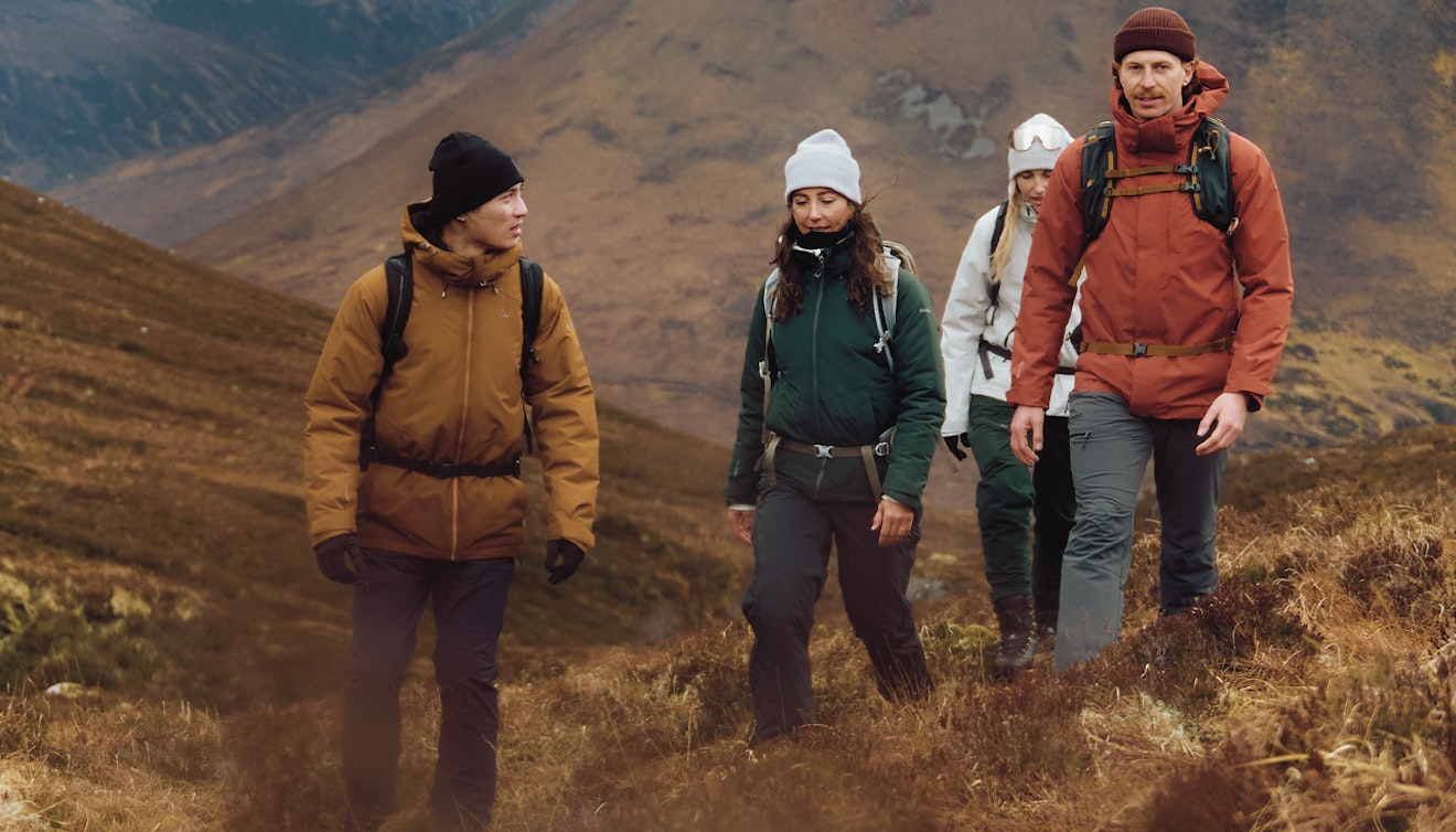 Vier Personen wandern in Schottland, Schöffel.