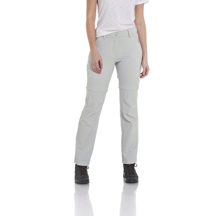 Beste Wanderhose, weiße Pants Ascona Zip Off getragen von einer Frau im Studio vor weißem Hintergrund, Schöffel.