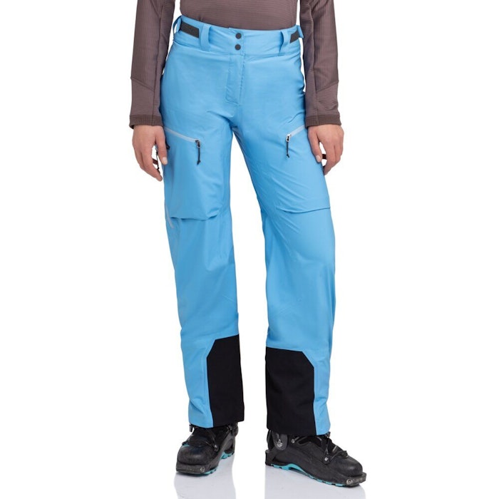Beste Wanderhose, hellblaue Mountain Pants Style Milagle WMS getragen von einer Frau im Studio vor weißem Hintergrund, Schöffel.