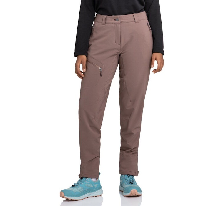 Beste Wanderhose, lila Hiking Pants Style Cascata WMS getragen von einer Frau im Studio vor weißem Hintergrund, Schöffel.