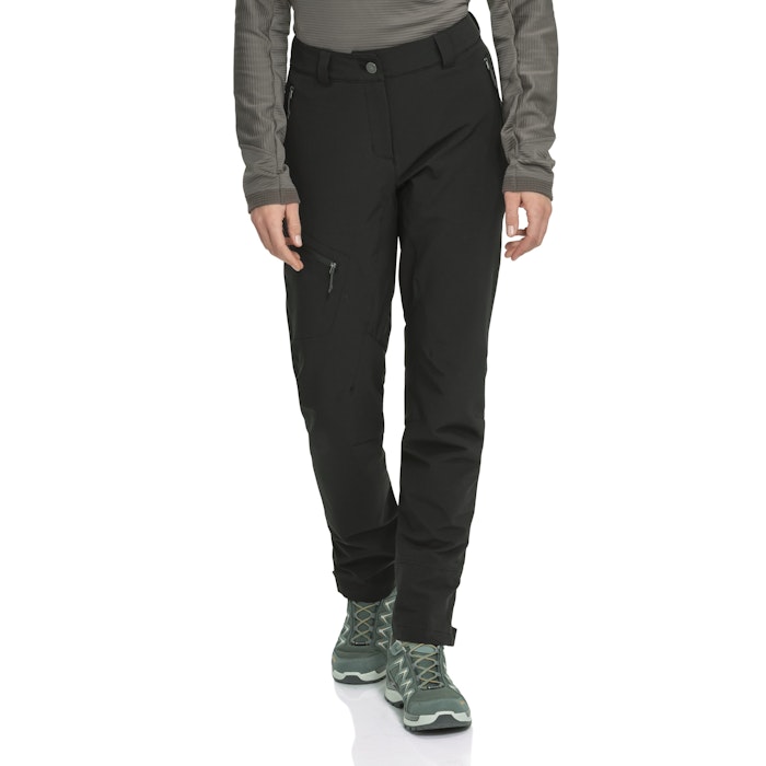 Beste Wanderhose, schwarze Pants Cascata getragen von einer Frau im Studio vor weißem Hintergrund, Schöffel.