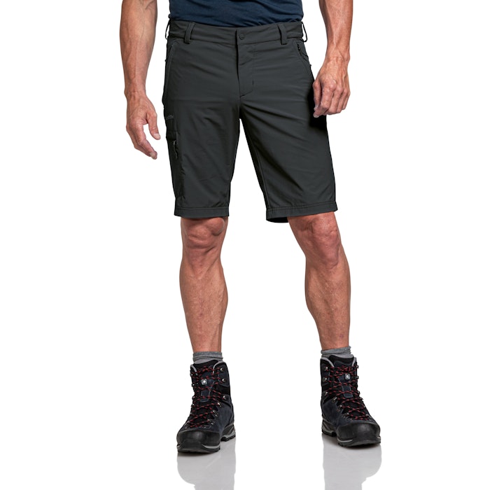 Beste Wanderhose, dunkelgraue Shorts Folkstone getragen von einem Mann im Studio vor weißem Hintergrund, Schöffel.