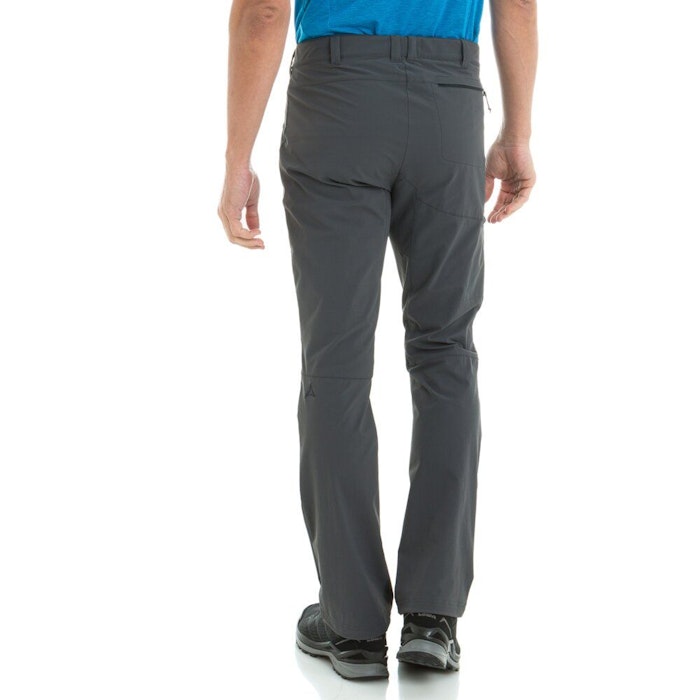 Beste Wanderhose, dunkelgraue Pants Koper1 von hinten getragen von einem Mann im Studio vor weißem Hintergrund, Schöffel.