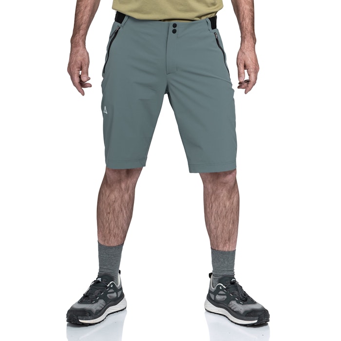 Beste Wanderhose, graue Shorts Blaustein getragen von einem Mann im Studio vor weißem Hintergrund, Schöffel.