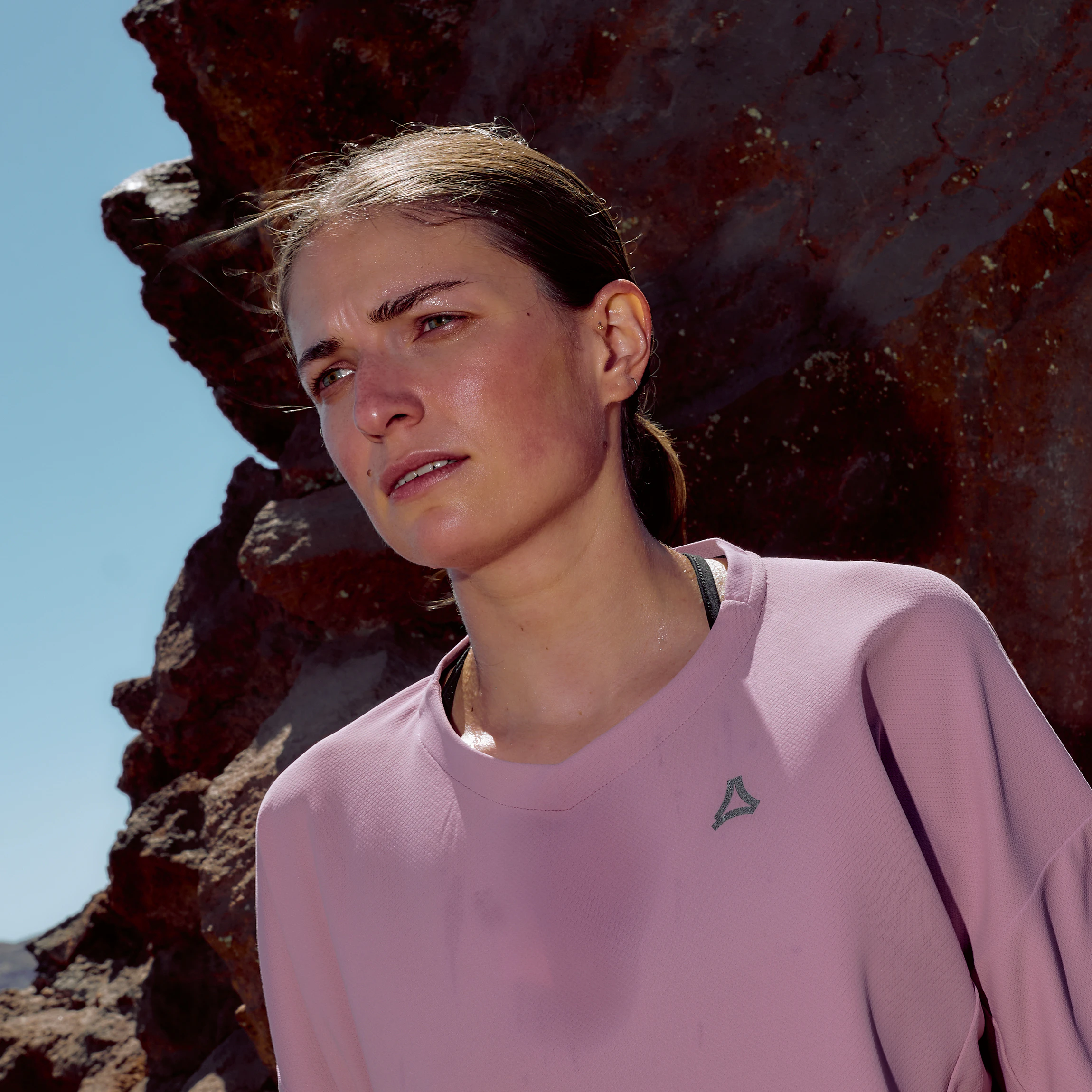 Frau mit rosa Outdoor Shirt vor einem Berg