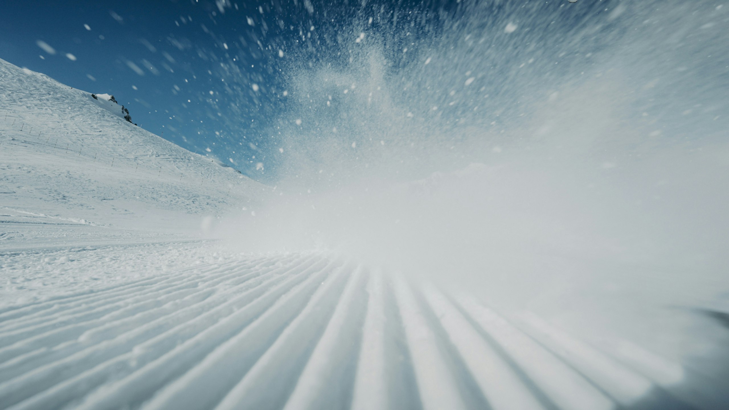 Eine Skipiste mit staubendem Schnee, Schöffel.