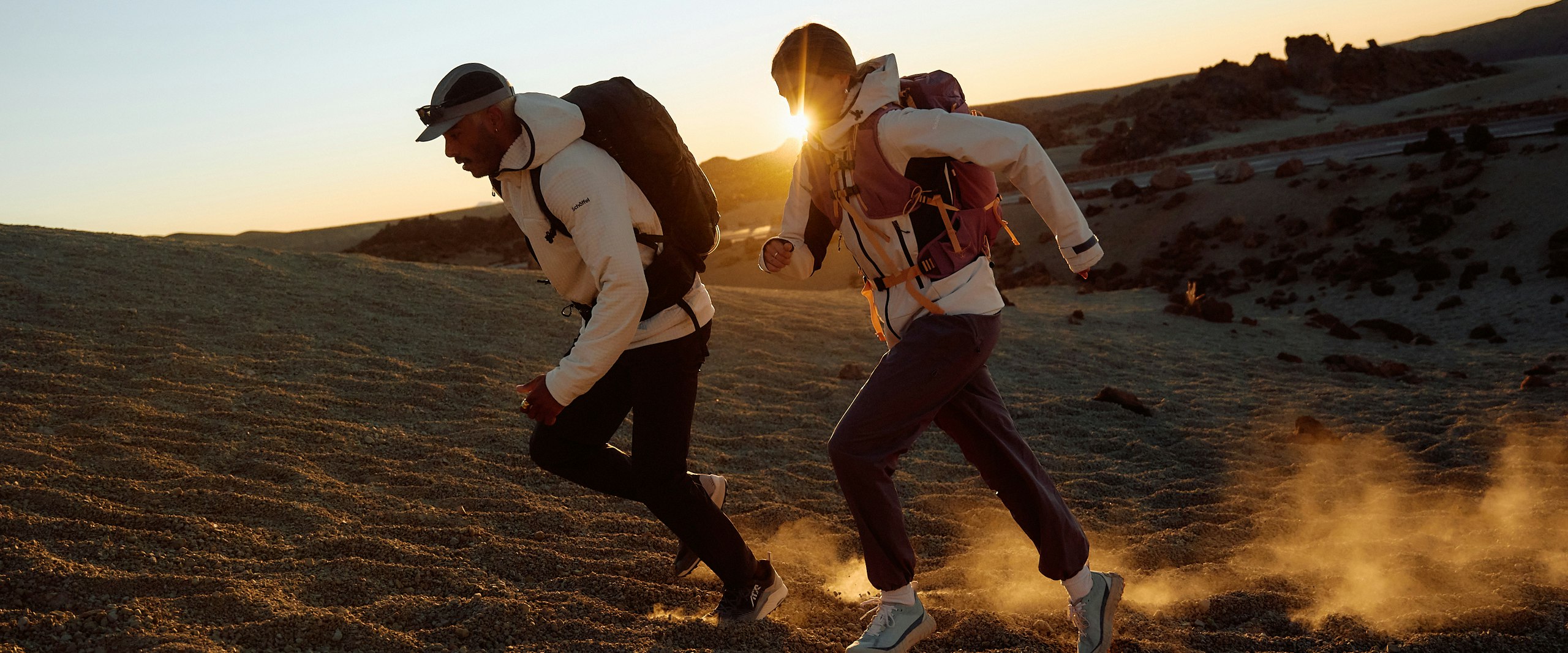 zwei Wanderer rennen zusammen im Sonnenuntergang 
