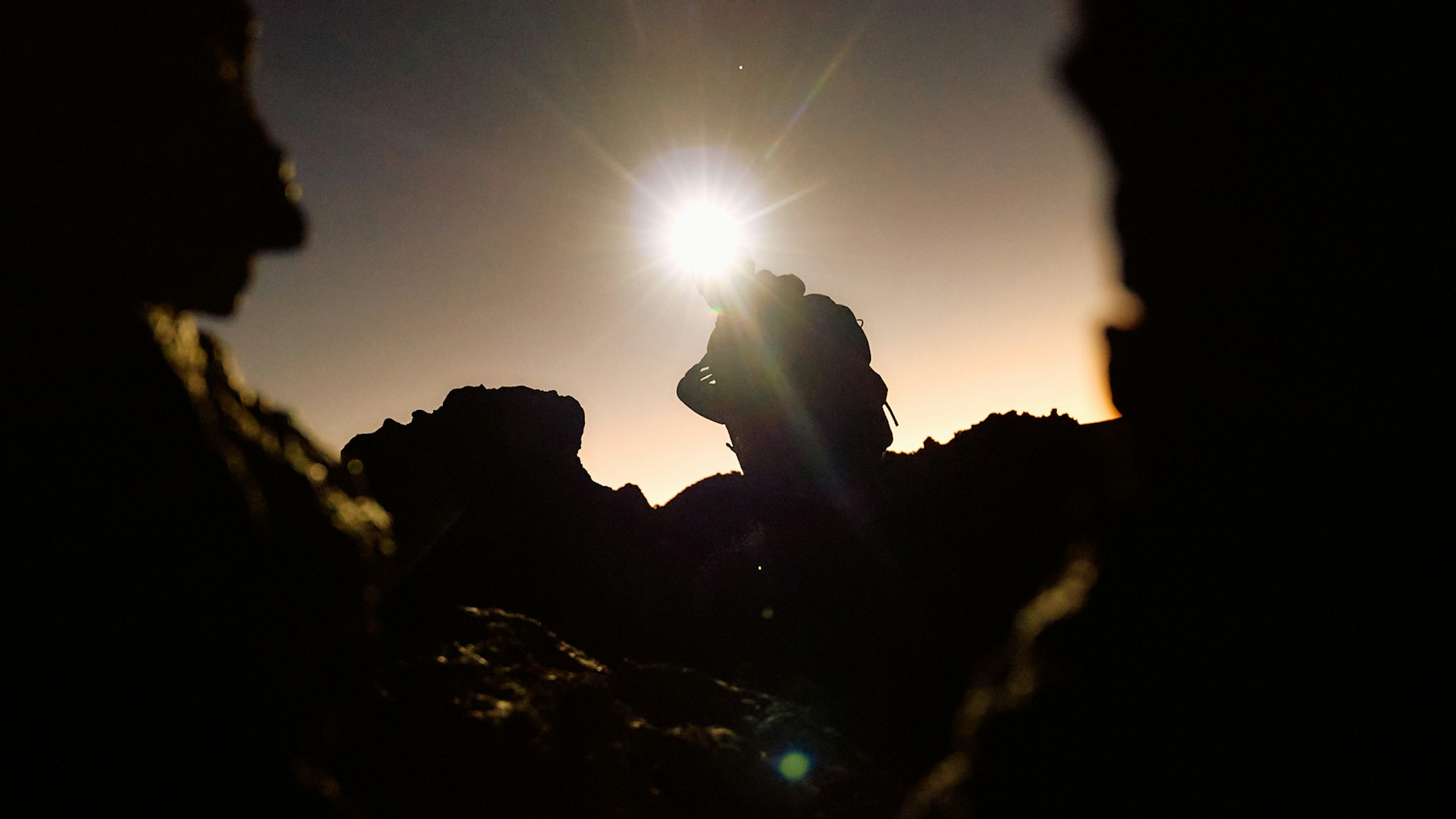 Sonnenuntergang - Wanderer - Stirnlampe - dunkel