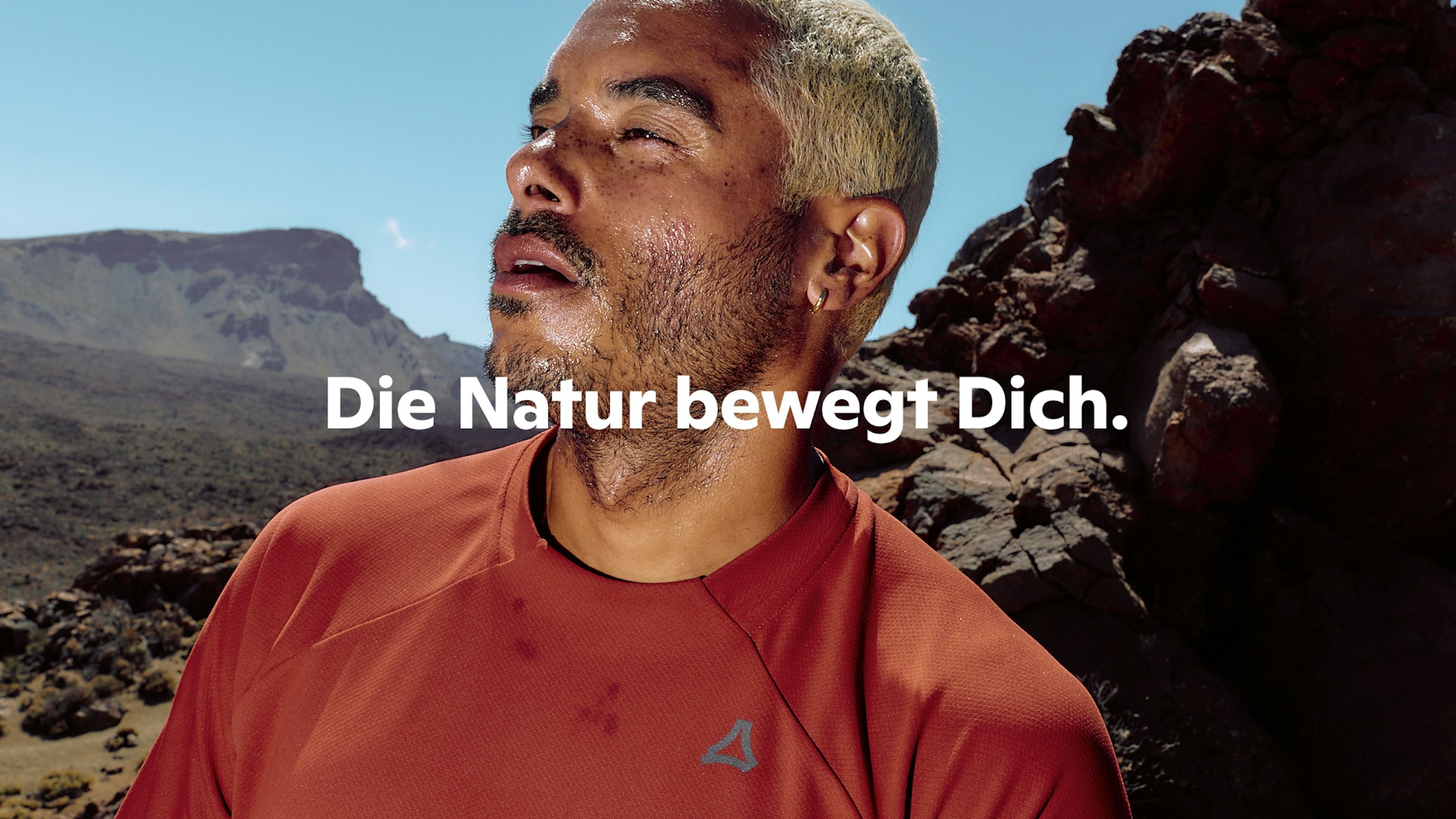 Mann in rotem Shirt - schwitzend - Sommer - Spruch: " Die Natur bewegt Dich."