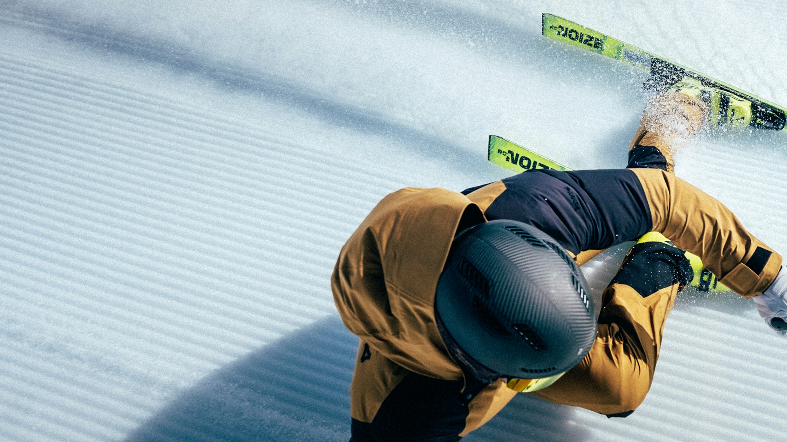 Eine Person fährt mit Skiern über die Piste, Schöffel.