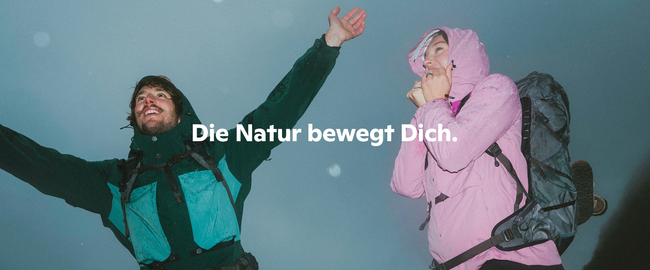 Zwei Personen draußen in der Natur die sich freuen.