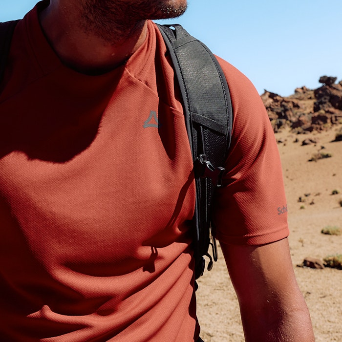 Ausschnitt rotes Herrenshirt - Sommer - Wandern