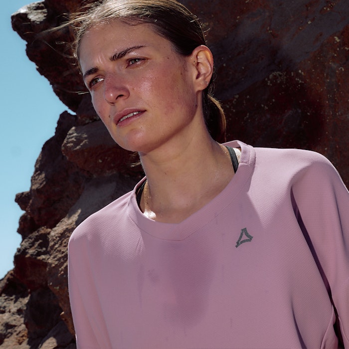 Frau in rosa Shirt im Sommer schwitzt und schau angestrengt - Wanderung