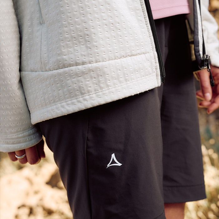 kurze schwarze Shorts und weiße Fleecejacke