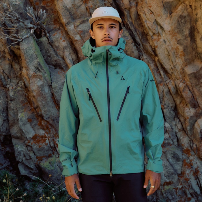 Mann steht mit grüner Jacke frontal zur Kamera 