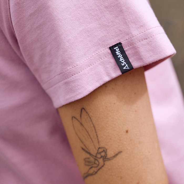 Detailaufnahme von Shirt mit Schöffel Logo