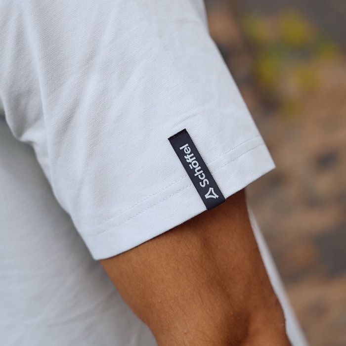Detailaufnahme von Shirt mit Schöffel Logo