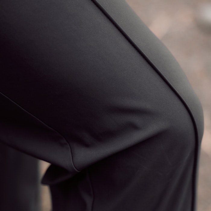 Detailaufnahme von Kniebesatz an Hose - stretch