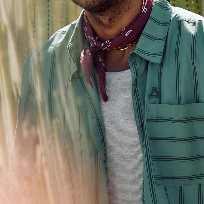 Nahaufnahme von blauem Hemd im Sommer 