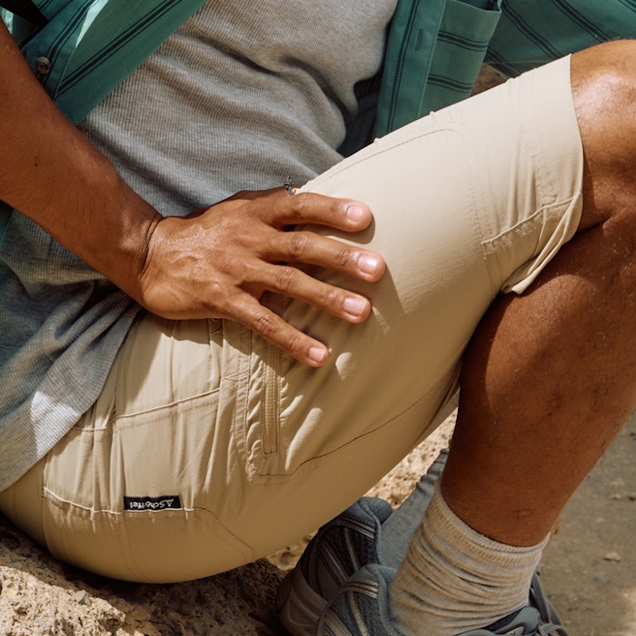 Nahaufnahme von Details einer beigen Shorts im Sommer