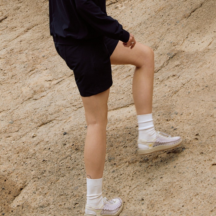 kurze Shorts in Bewegung bergauf