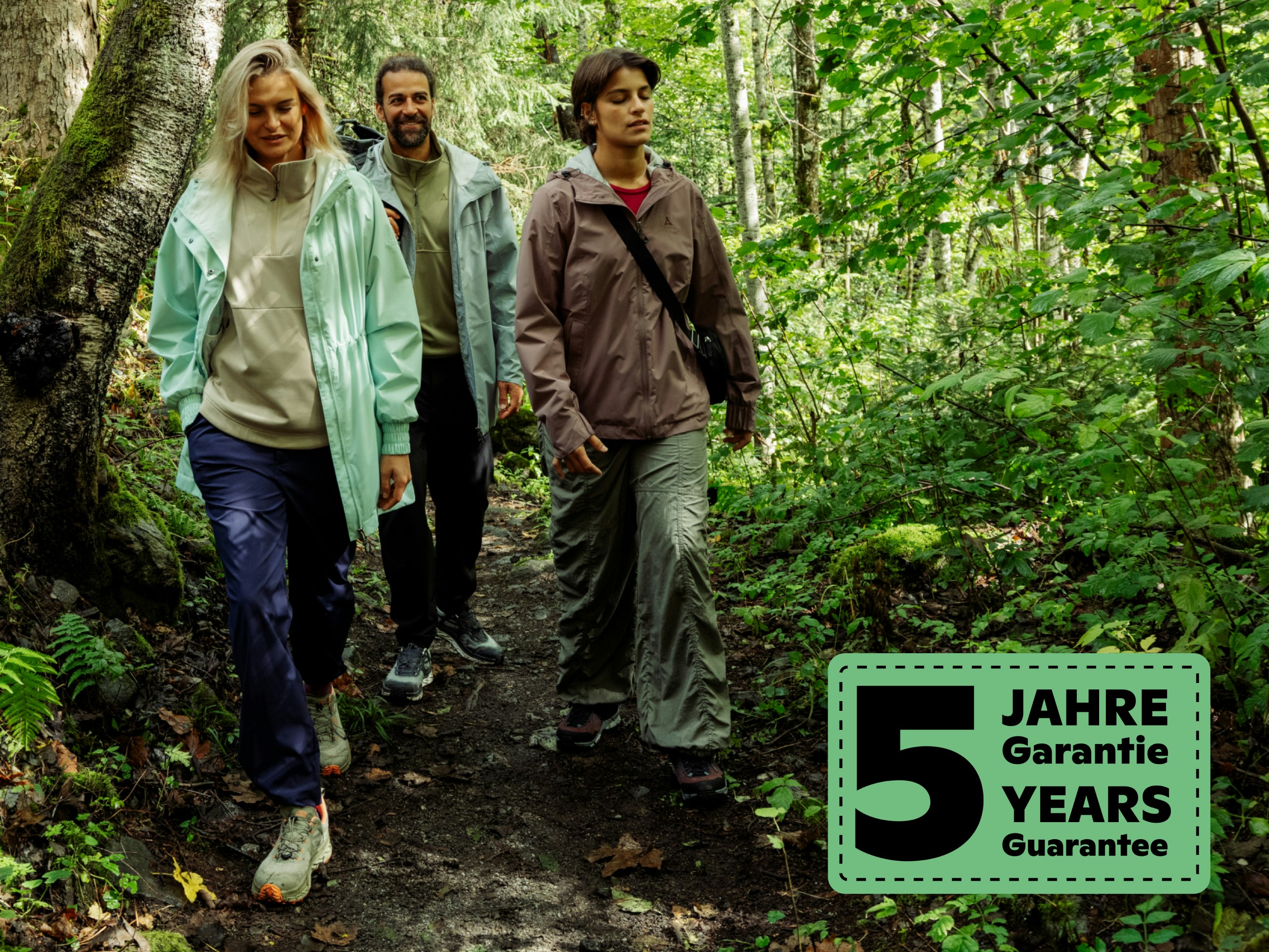 Menschen wandern durch den Wald; Logo Schriftzug 5 Jahre Garantie