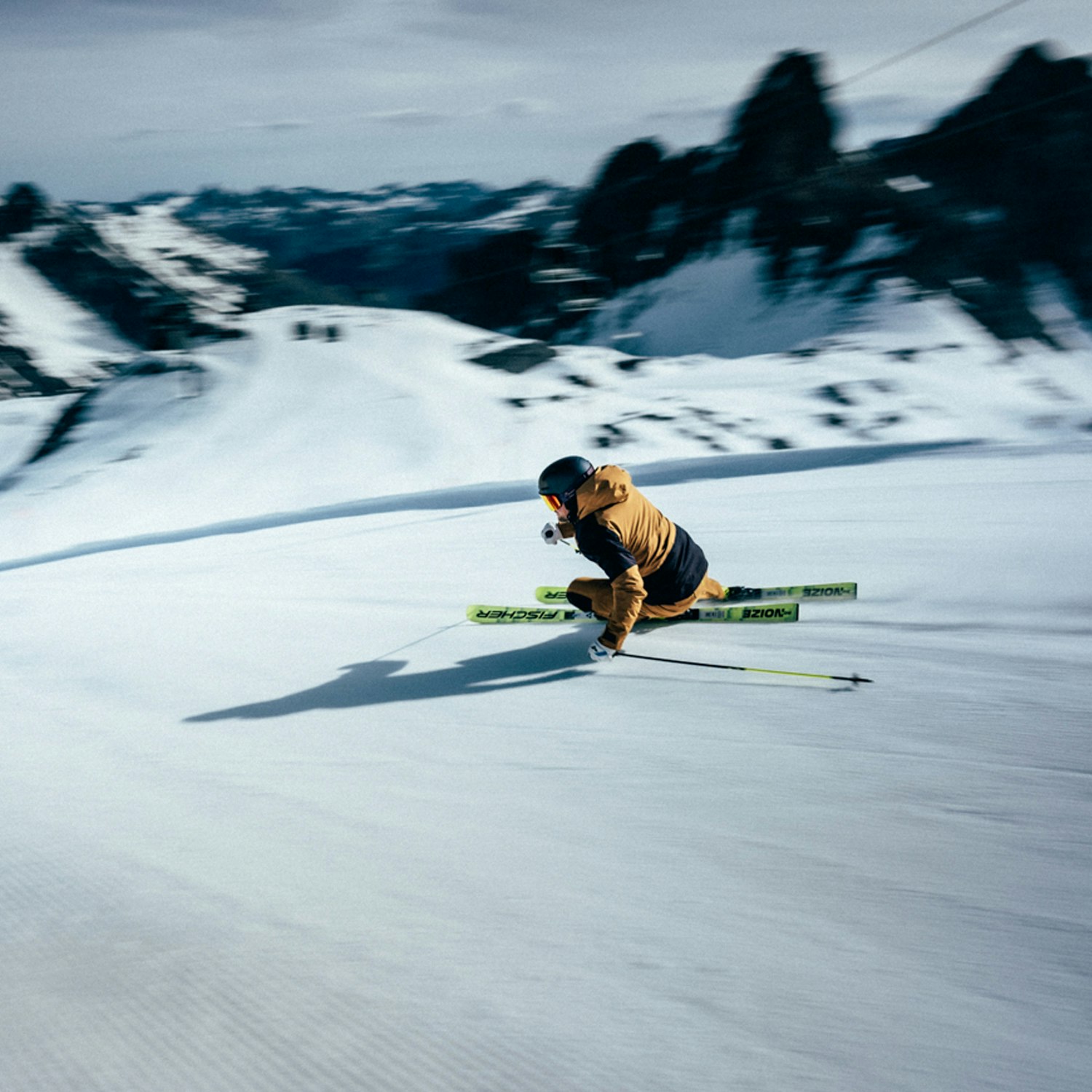 Eine Person fährt mit Skiern über die Piste, Schöffel.