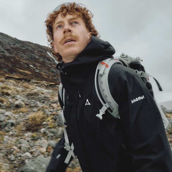 Ein Mann in Down Jacket Style Cascata am Berg, Schöffel.