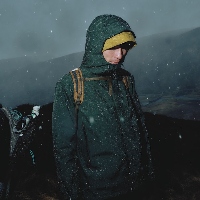 Ein Mann in Softshell Jacke Style Milagle im Dunkeln, Schöffel.