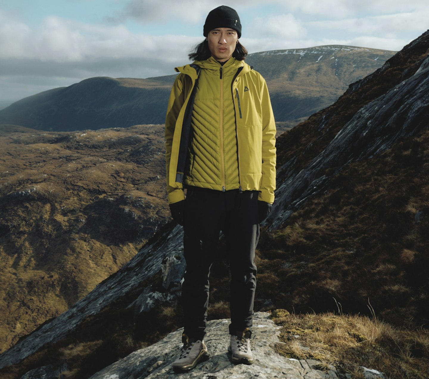 Ein Mann in Softshell Jacke Style Milagle am Berg, Schöffel.