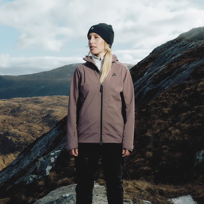 Eine Frau in Softshell Jacke Style Milagle am Berg, Schöffel.