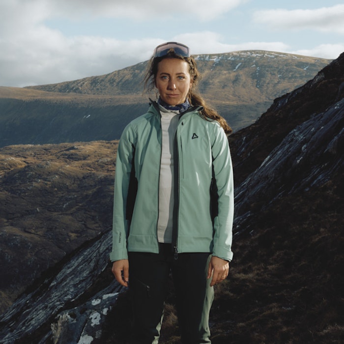 Eine Frau in Softshell Jacke Style Milagle am Berg, Schöffel.