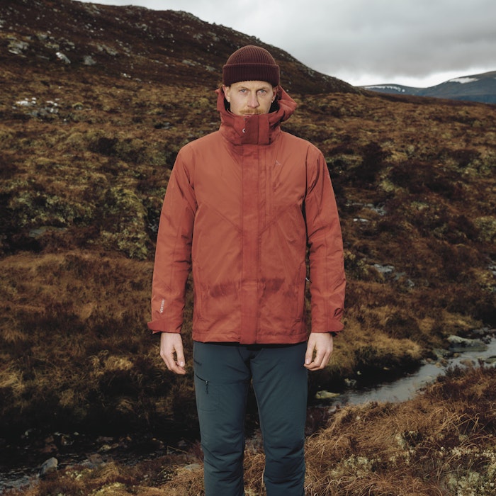 Ein Mann trägt Wanderbekleidung, Schöffel.