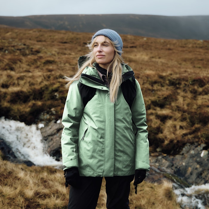 Eine Frau trägt Wanderbekleidung, Schöffel.