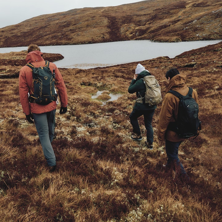 Drei Personen wandern durch Schottland, Schöffel.