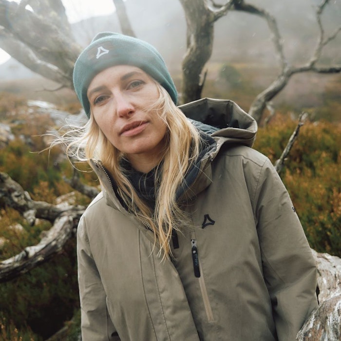 Eine Frau trägt eine grüne Jacke, Schöffel.
