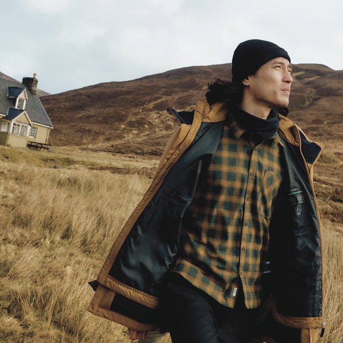 Ein Mann läuft mit einer gelben Wanderjacke, Schöffel.