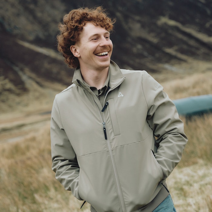 Ein Mann trägt eine Jacke, Schöffel.