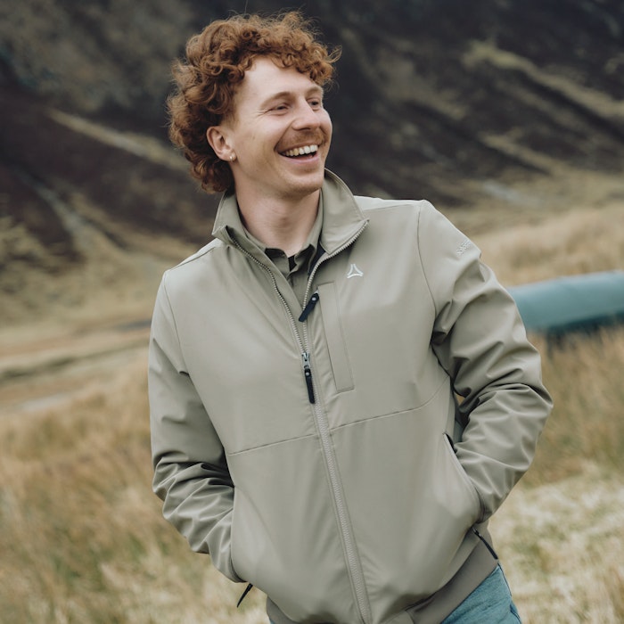 Ein Mann trägt eine Jacke, Schöffel.